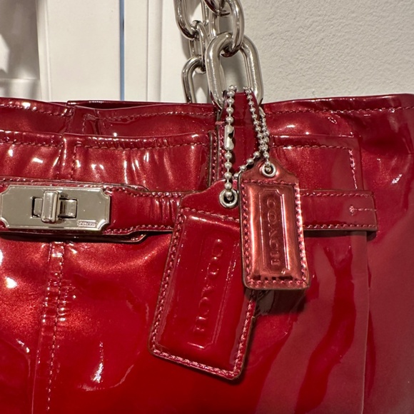 Vintage Coach patent blood red leather shoulder bag - Picture 4 of 10